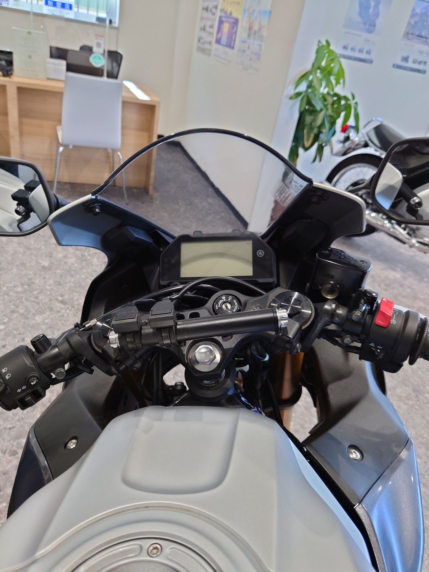 Ysp柏 Ysp柏 Yamaha Yzf R25 R3 カスタム スマホ こんにちは Yzf R25 R3ご検討の方 すでにお持ちの方 スマホが必需品のこの時代 のようなパーツを付けてライディングしてみてはいかがでしょうか スマホホルダーマウントとusb電源を付ければ