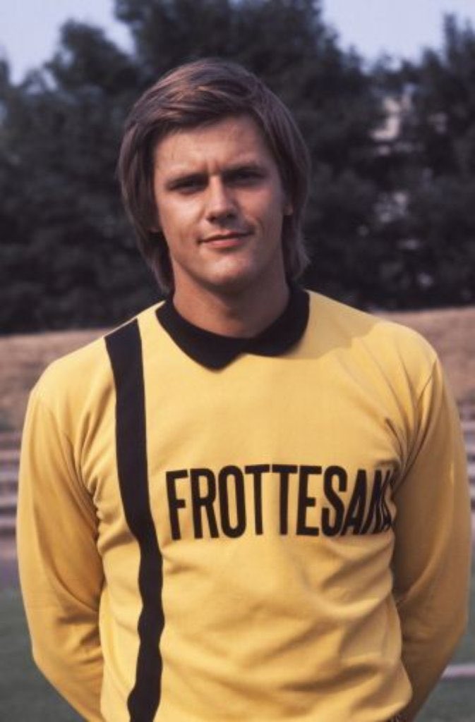 PortieriSiNasce's tweet photo. #HelmutRoleder
#GermanGK 🇩🇪
#Amazing vintage #jersey
He spent 13 #seasons in the #Bundesliga with #VfBStuttgart.
In 1983–84 #Roleder won the #WestGerman #football #championship
#legend https://t.co/Q7uXAAogHL