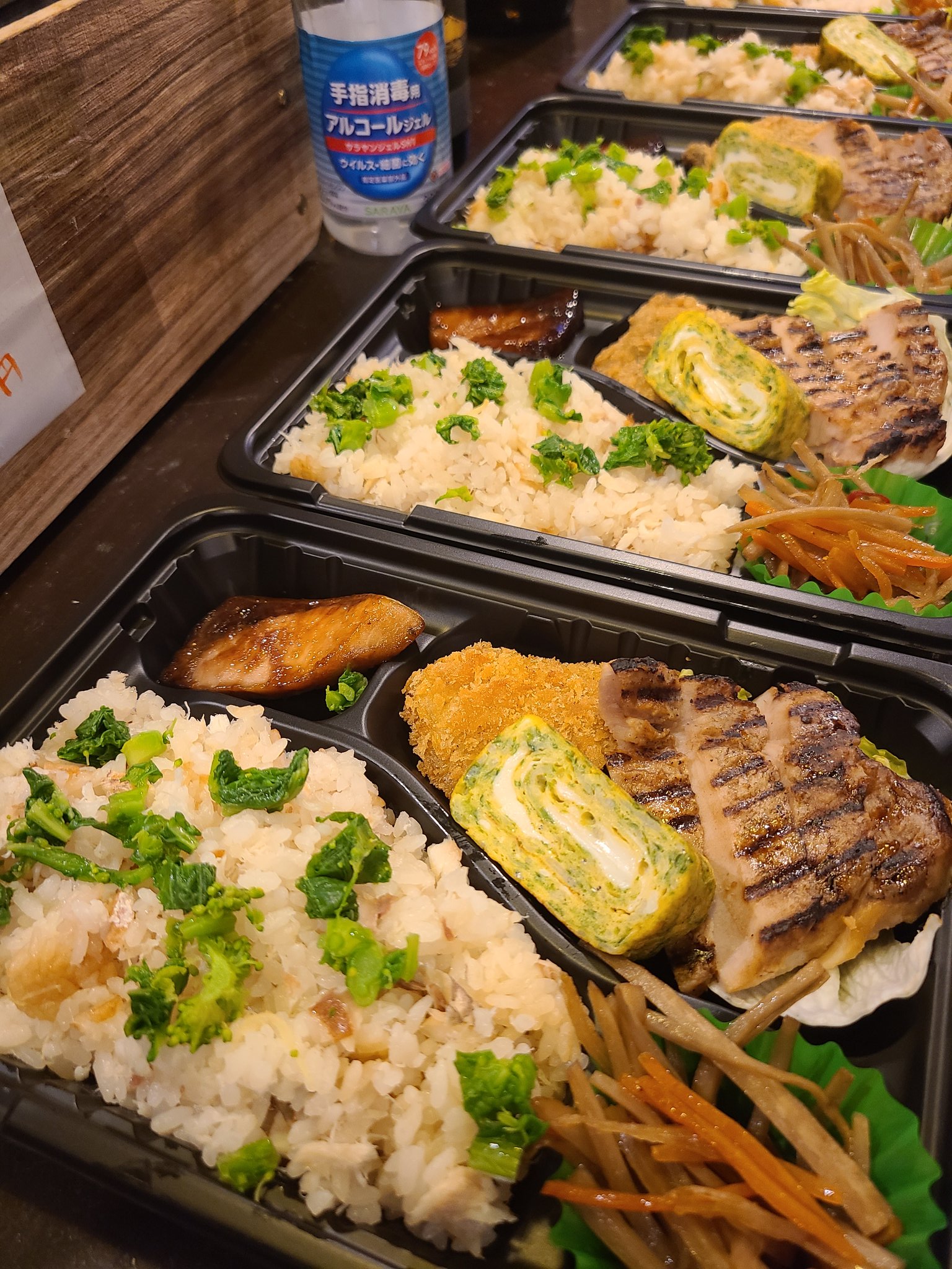 ガネーシャ 今日も12時よりテイクアウト販売しますよー 真鯛と菜の花な炊き込みご飯弁当 アジフライ 豚ロース西京焼 ブリ照焼 玉子焼 テイクアウト ガネーシャ T Co Fkdl8snemi Twitter