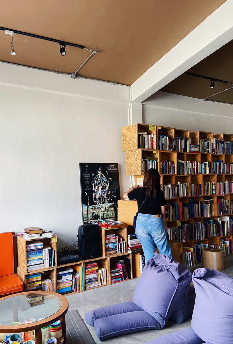 hiddenthread_'s tweet photo. เพิ่งเคยไป The reading room ตรงสีลม 19 เก็บไว้ใน list มานานมาก 😅 ในที่สุดก็ได้มา ที่นี่เป็นห้องสมุดที่เปิดให้ยืมหนังสือฟรี ย้ำว่า FREE! ยืมได้ 3 เล่ม นาน 1 เดือน หนังสือมีให้เลือกเยอะมากๆนึกถึงสมัยตอนเด็กๆ ที่ไปยืมหนังสือที่ห้องสมุดเลย ที่นั่งอ่านสบาย ขอยกให้เป็น 1ในที่โปรดเลย https://t.co/nlsSN7f4qc