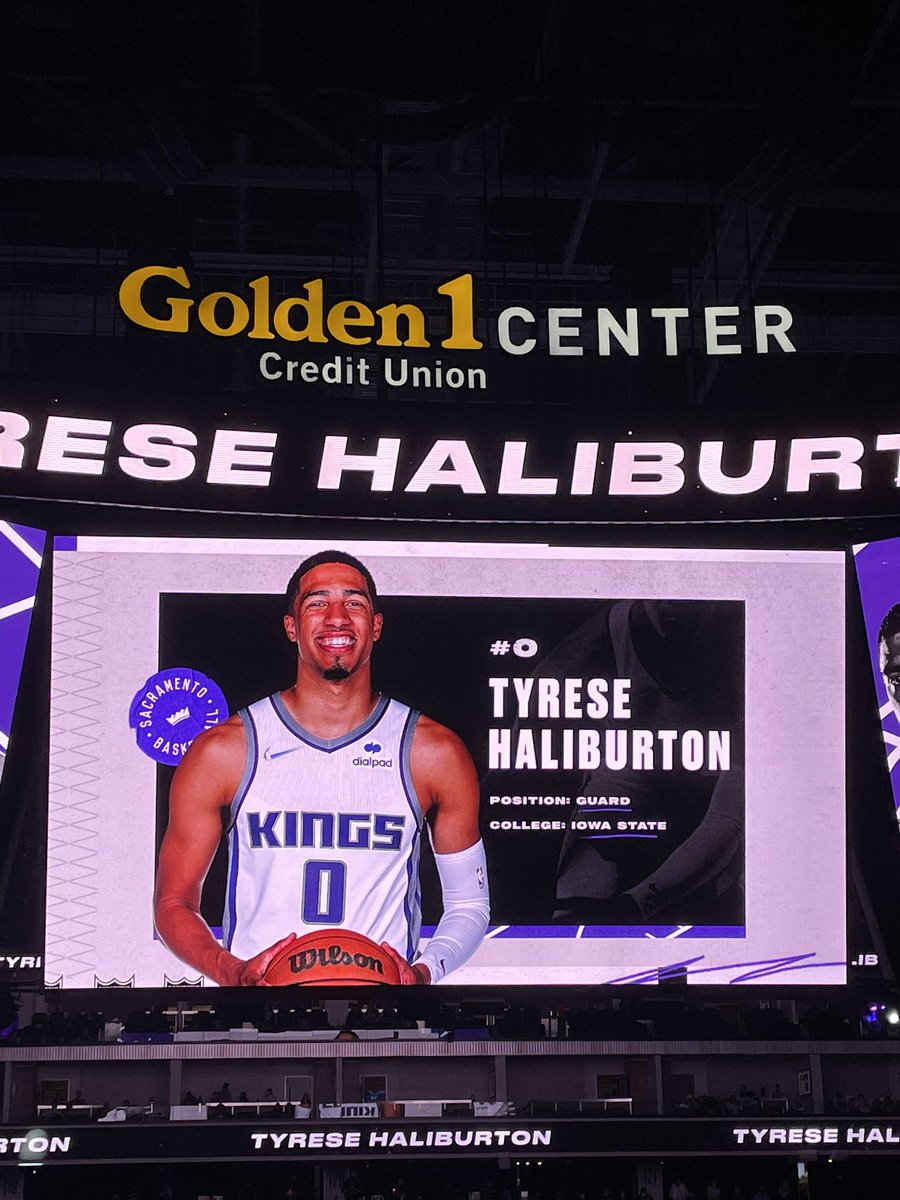 Watching our fellow Ape @TyHaliburton22 tonight with the wife. <a href="/BoredApeYC/">Bored Ape Yacht Club 🍌</a>