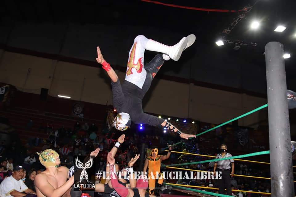 LaTijeraLucha's tweet image. En espectacular tercera caída, el bando técnico #KidLaberinto, #UltimoCaballero y un suicida #ChavoDavila que hace explotar al público de #InvasionIndy con tremendo mortal para doblegar a #GatoNegro, #PrincipeIlusion y #BlackTunner, provocando una lluvia de dinero en #ArenaNeza..