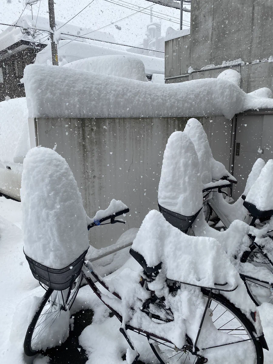 冬の札幌で自転車を外に放置していると？かごが凄いことになるwww