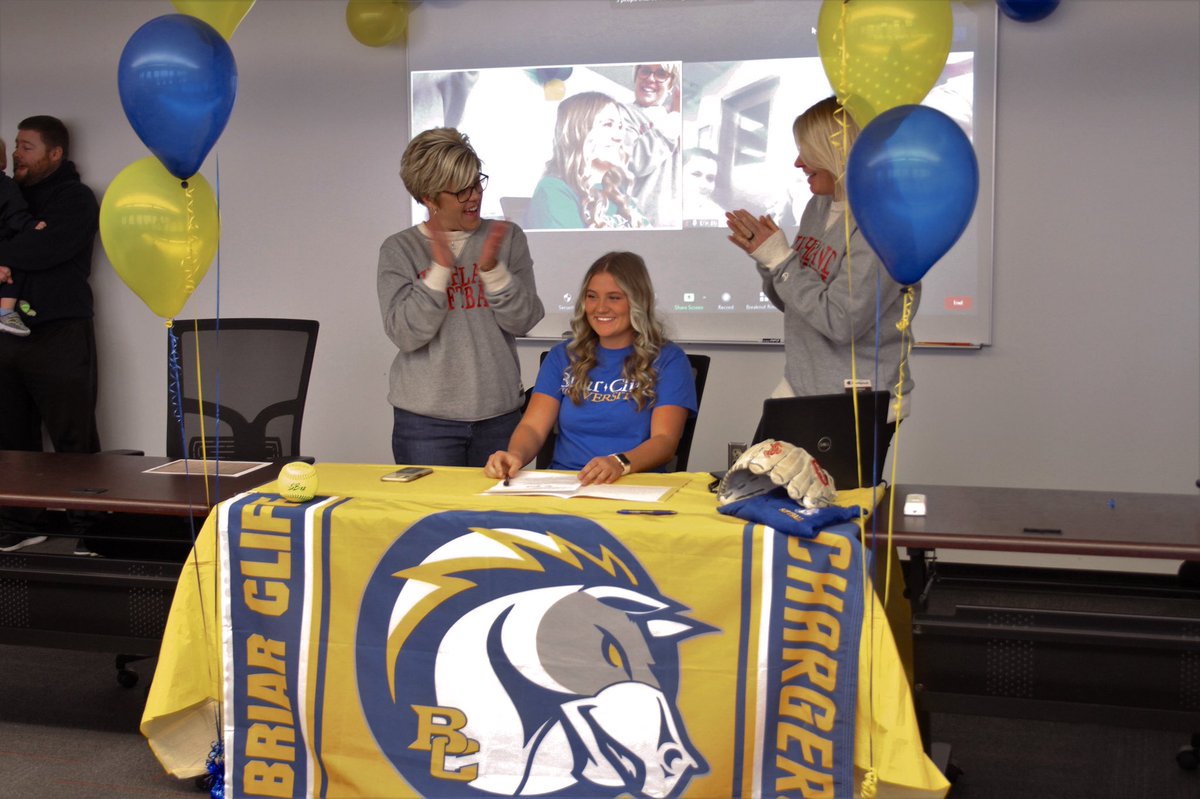 BatchellerGrace's tweet photo. @Cliff_Softball @bcuchargers #GoChargers 💙💛 https://t.co/1oxqlg4twu