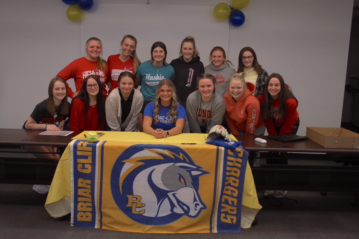 BatchellerGrace's tweet photo. @Cliff_Softball @bcuchargers #GoChargers 💙💛 https://t.co/1oxqlg4twu