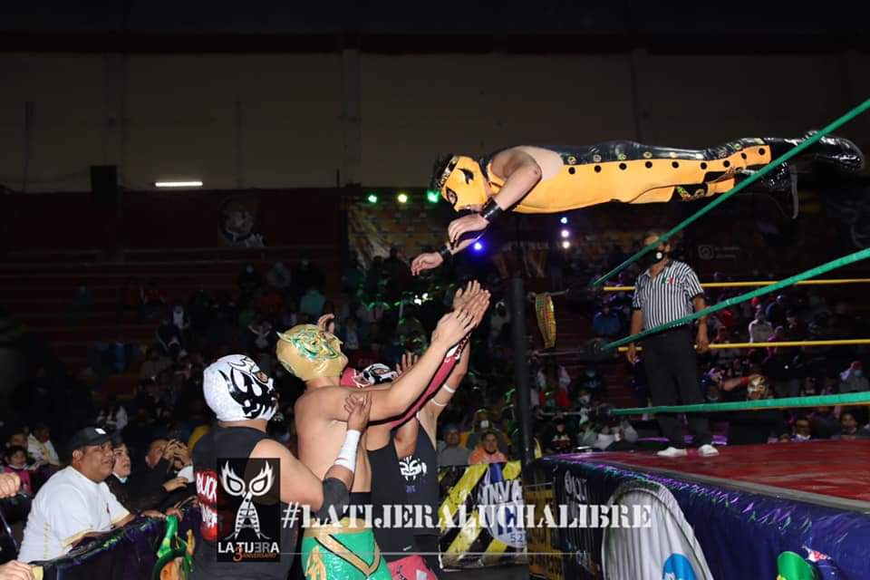 LaTijeraLucha's tweet image. En espectacular tercera caída, el bando técnico #KidLaberinto, #UltimoCaballero y un suicida #ChavoDavila que hace explotar al público de #InvasionIndy con tremendo mortal para doblegar a #GatoNegro, #PrincipeIlusion y #BlackTunner, provocando una lluvia de dinero en #ArenaNeza..
