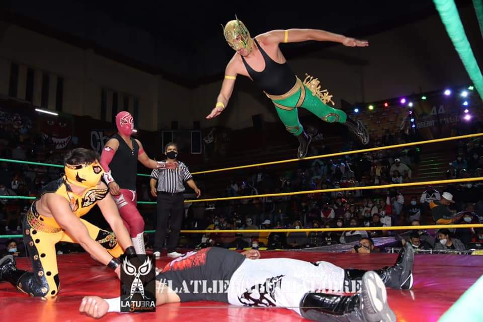 LaTijeraLucha's tweet image. En espectacular tercera caída, el bando técnico #KidLaberinto, #UltimoCaballero y un suicida #ChavoDavila que hace explotar al público de #InvasionIndy con tremendo mortal para doblegar a #GatoNegro, #PrincipeIlusion y #BlackTunner, provocando una lluvia de dinero en #ArenaNeza..