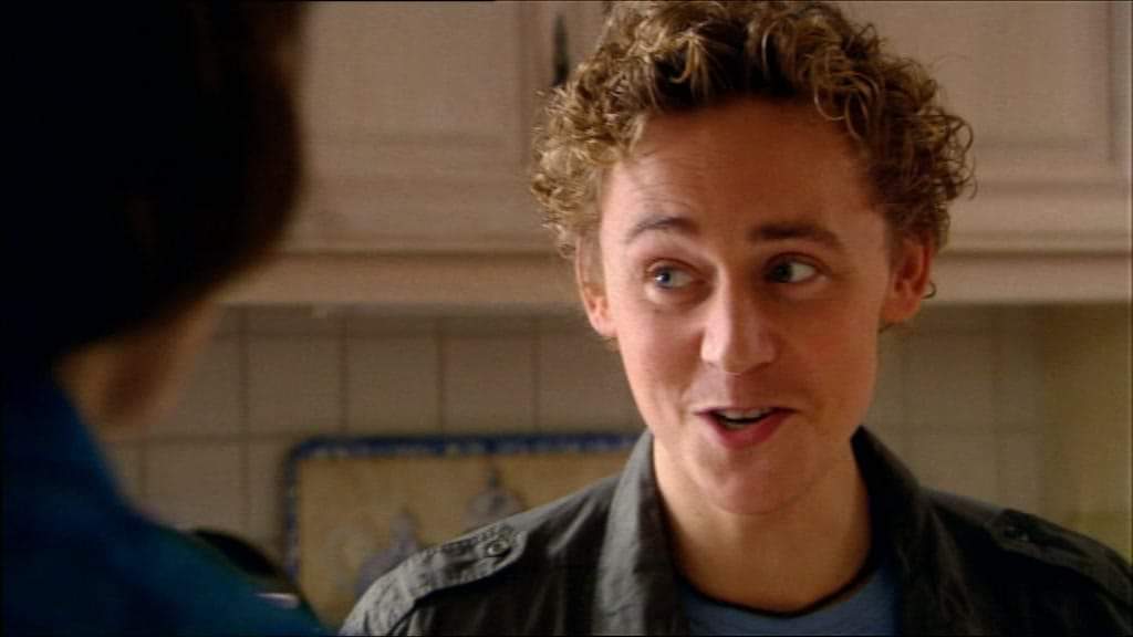 HiddlestonLatam's tweet photo. Suburban Shootout
⬊ 
   Tom Hiddleston as Bill Hazledine 2006. https://t.co/JCxGfzk4d6