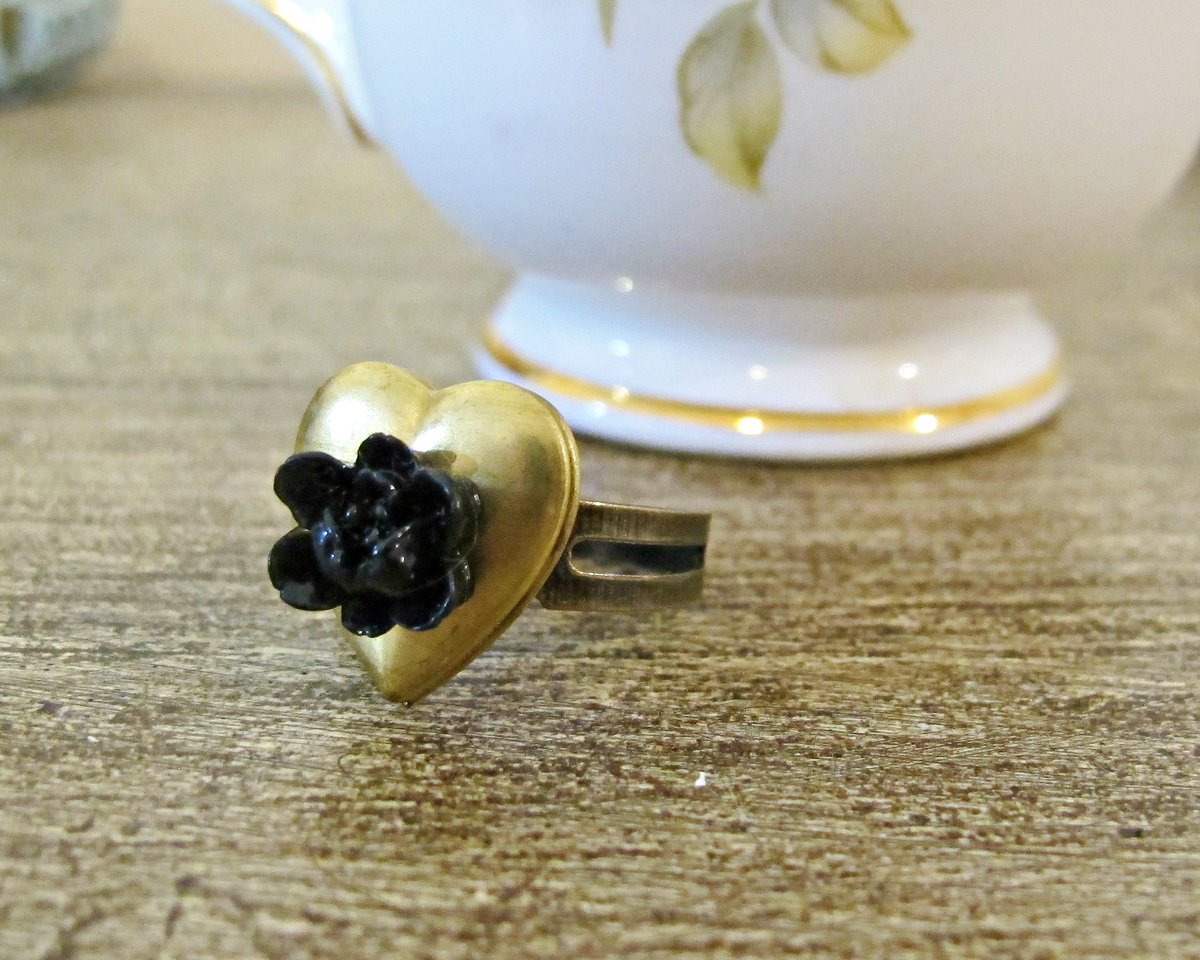 dspdavey's tweet photo. Still hunting for the perfect Valentine's day gift?
Aussies can select EXPRESS POST shipping at checkout to ensure orders arrive before Feb 14th.
Shop now: https://t.co/YclkGbGaVf
https://t.co/bdY645fT5v
#valentinesdaygifts #locketjewelry #locketjewellery #keepsakejewellery https://t.co/KbZdQq6N4G
