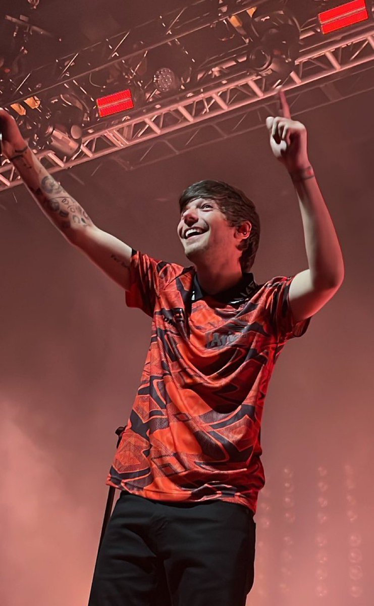 fitflouisst's tweet photo. ABRO HILO DE FOTOS /VIDEOS DE LOUIS TOMLINSON EN SU CONCIERTO EN ST.LOUIS ❤️RT PARA SALVAR VIDAS https://t.co/vE7wdj4kad
