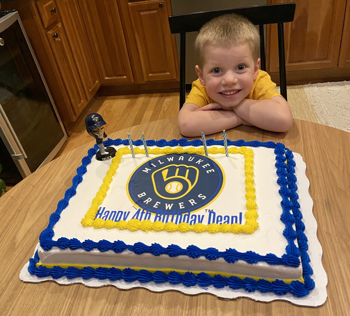 MeghannJaneS's tweet photo. My son’s only request for his 4th birthday was to have @ChristianYelich on his cake. He lives and breathes @Brewers baseball. https://t.co/8vLAcUdVn2