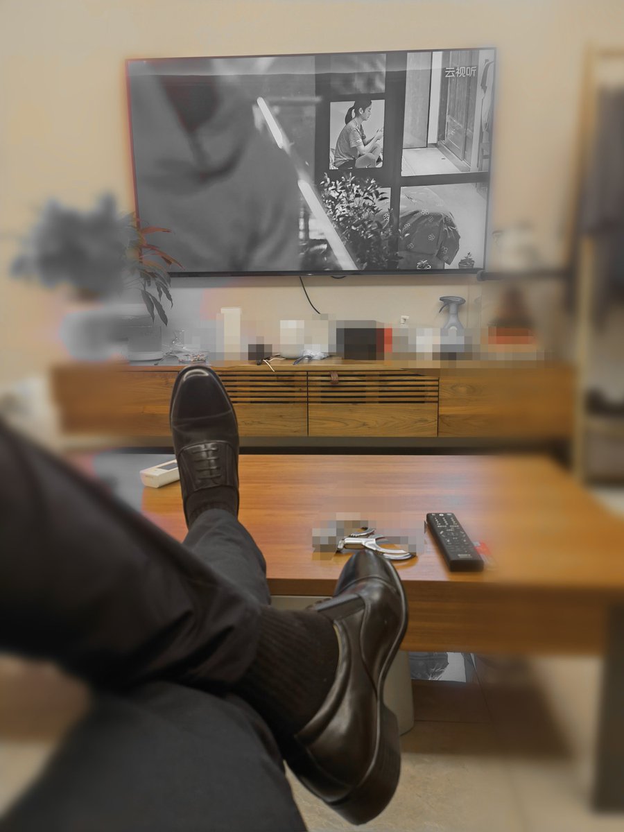 下班看超越，想要一个冰墩墩了……  #皮鞋黑袜 #舔脚服侍