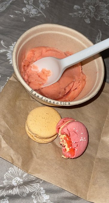 Macaroon &amp; Sorbet 🍧 #food #desserts #sweets #foodblogger #foodpics #eats #eating #naudiaexotica #dessert<a href="/tag/food"class="tags">#food</a><a href="/tag/desserts"class="tags">#desserts</a><a href="/tag/sweets"class="tags">#sweets</a><a href="/tag/foodblogger"class="tags">#foodblogger</a><a href="/tag/dessert"class="tags"><span>#dessert</span></a><a href="/tag/saturday"class="tags"><span>#saturday</span></a><a href="/tag/eating"class="tags"><span>#eating</span></a><a href="/tag/foodpics"class="tags"><span>#foodpics</span></a><a href="/tag/eats"class="tags"><span>#eats</span></a><a href="/tag/n"class="tags"><span>#n</span></a>