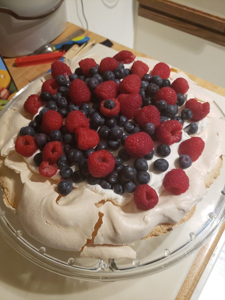 silly_iliGoPink's tweet photo. @dinnerwithjulie thank you for making pavlova with our family this morning! https://t.co/AAwUHrXtrx