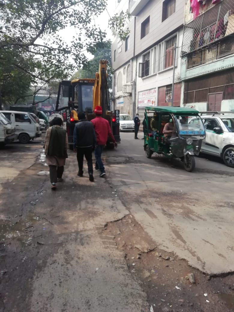 acsnzedmc's tweet photo. @dc_snz_edmc @Vikasanandhks @ssdems_snz_edmc @DCPNEastDelhi @DCP_SHAHDARA @MohiniJeenwal @ShyamAgarwalBJP @CommEDMC  encroachment removal programme was conducted at the  Suraksha  Nursing Home Road Seemapuri. 2-3 truck scrap was siezed with the help of..PS Seemapuri on 5th Feb 22 https://t.co/iYcffaRMMs