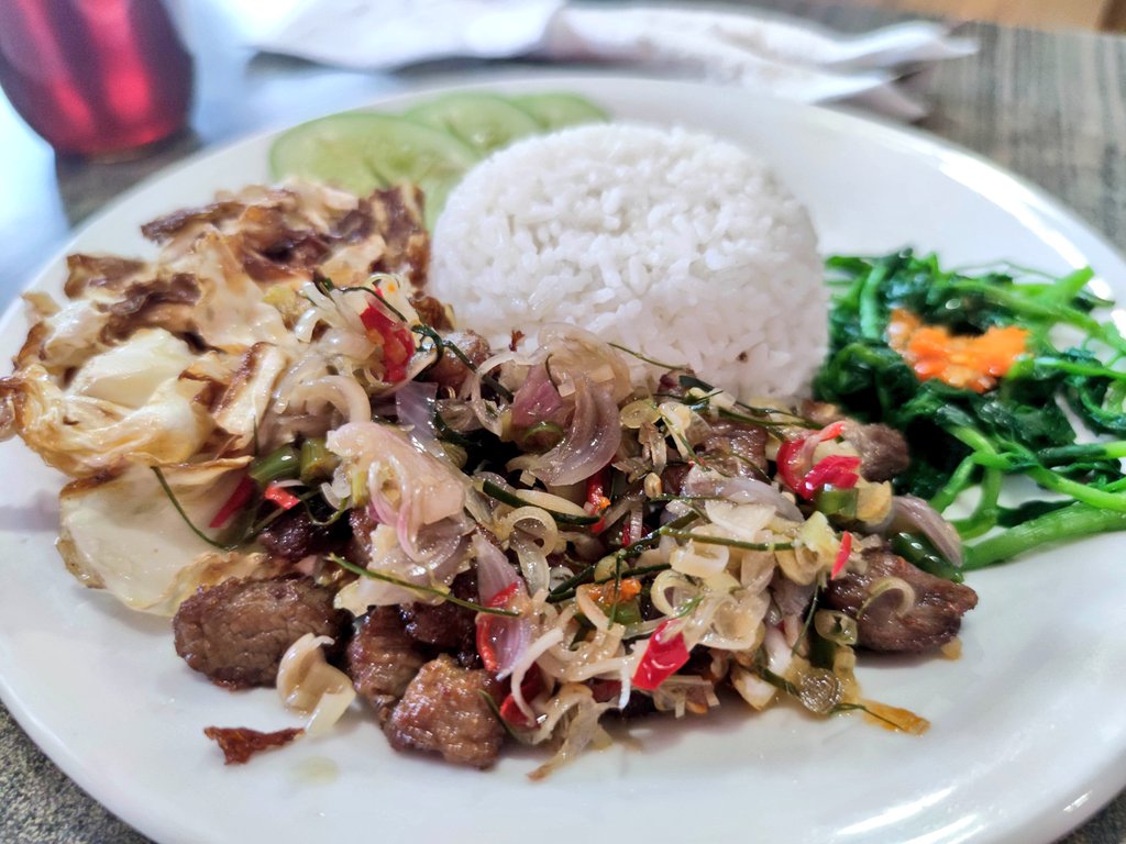 gandrasta's tweet photo. These are RM Legoh Lengkong Kecil Bandung's auth dishes. Their lele goreng is ridiculously rich, crunchy and addictive. Daging sapi cuka sambal matah with classic pan seared cabbage tastes scrumptious yet fresh. Amazing https://t.co/QDVnx7QbaV