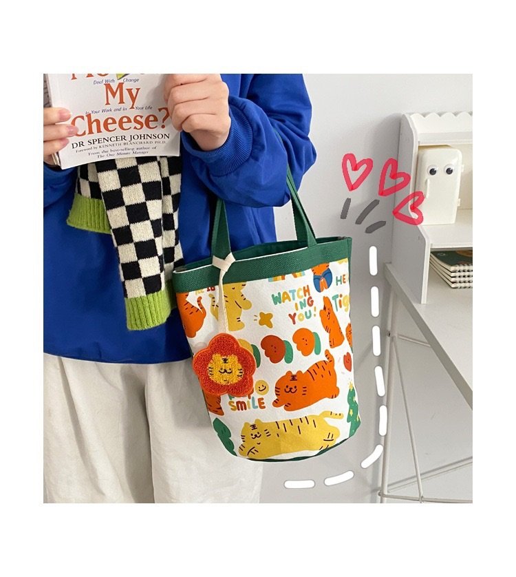 bybonnie_'s tweet photo. Tiger bucket bag • ꒰ 🐯+🌸 ꒱
ผ้า canvas สายยาว 34cm
( 19-29x25x19cm )
*แถมพวงกุญแจดอกไม้

🏷 230฿ 
🚚 free reg 

#Layannstore https://t.co/rxo3s7qi68