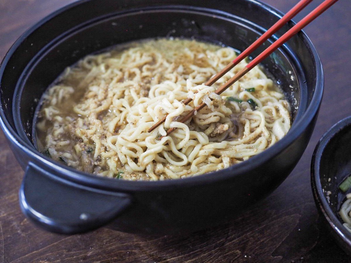 toshiko0813's tweet photo. 🍀日めくりレシピ＊2/6🍀
＜〆のごまラーメン🍜＞

昨日紹介したもやしニンニク鍋。残った汁に���ンスタントラーメンを入れ、最後にたっぷりのすりゴマとごま油で仕上げるのがうちの定番。ニンニク醤油、または添付のスープで味を足して🤤✨✨

🔻奥薗壽子のなべかまぺえじ🔻
https://t.co/wxTuieeMRd https://t.co/cP7MYqjyWO