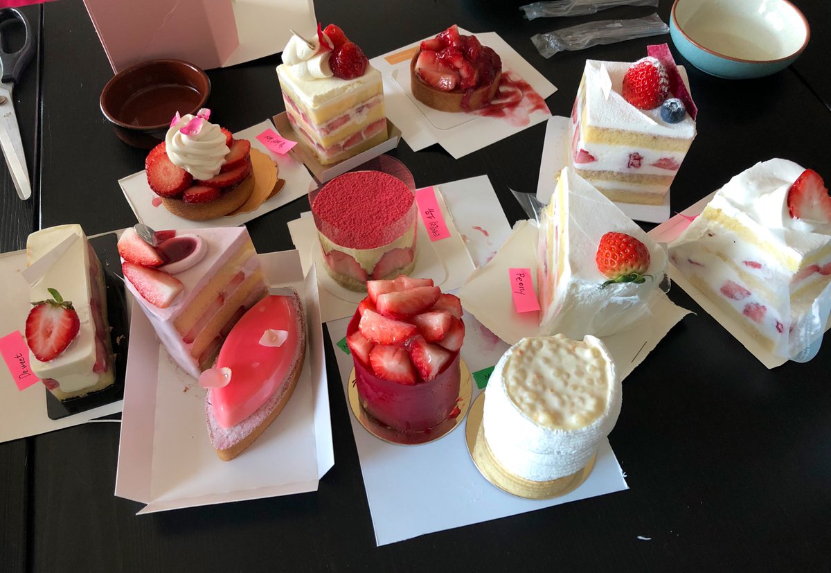 lakinan's tweet photo. 서울 시내 딸기케익 투어를 했습니다. 상자만 늘어놓고 봐도 마음이 뿌듯해지는 케익 13개(딸기 11 + 기타 1 + 사진에 없음 1)… 이번에도 나름 테이스팅 노트를 작성했습니다. 제과 경험이 많은 분이 계시면 좋았을 텐데! 동선상 아쉽게도 빠진 곳들이 있습니다. 자세한 내용은 타래로. https://t.co/h6BZnbtBP5