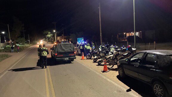 APSVSalta's tweet photo. #APSV y #PolicíaVial continuamos los operativos de prevención en los Valles Calchaquíes

Realizamos controles activos en rutas provinciales y nacionales para resguardar a los salteños y turistas que visitan las localidades de la zona y asisten a festivales y ferias.
#SALTA https://t.co/HjPAbvVPG2