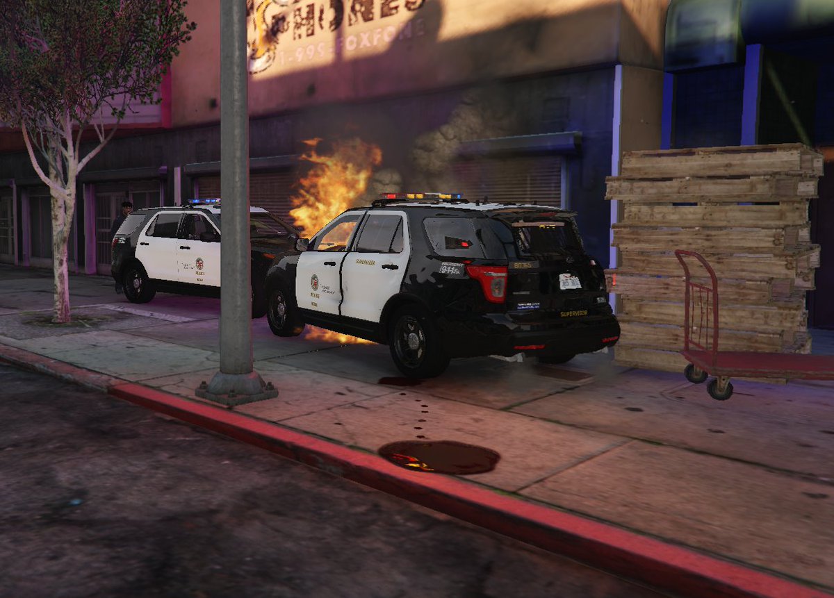 Malibu's LAPD looking like they have had better days. Rule number one, don't be near a vehicle fire! 
https://t.co/GPWvxl3iSh
 #FiveM #MalibusunsetRP #GTAV https://t.co/bZlsZkpHTn