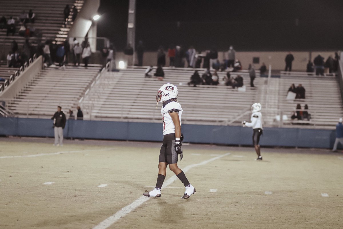11-2 senior szn, GDP player of the week, GPB player of the half
•2020-2021 24 games played 
•Rushing- 35Atts. 219 yards Avg 6.26 yards a carry 3tds
•Receiving- 32 rec. 300yards Avg 9.38 YPC
•Blocked Field Goals- 2 in one game 5 in total (New school record)*
❌UNSIGNED❌