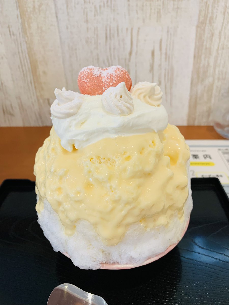 K32chan's tweet photo. @musashinocraft さん
天使のかき氷　ミニ
こちらの氷が想像以上に美味しすぎて美味しかった
一口食べた時の甘酸っぱさなんとも言えないくらいめちゃくちゃ美味しい
メレンゲクッキーもすごくシロップと合う！
中にはラズベリーソース、追加のホイップと一緒食べたらめちゃくちゃ美味しかった https://t.co/JuXdFwtMwd