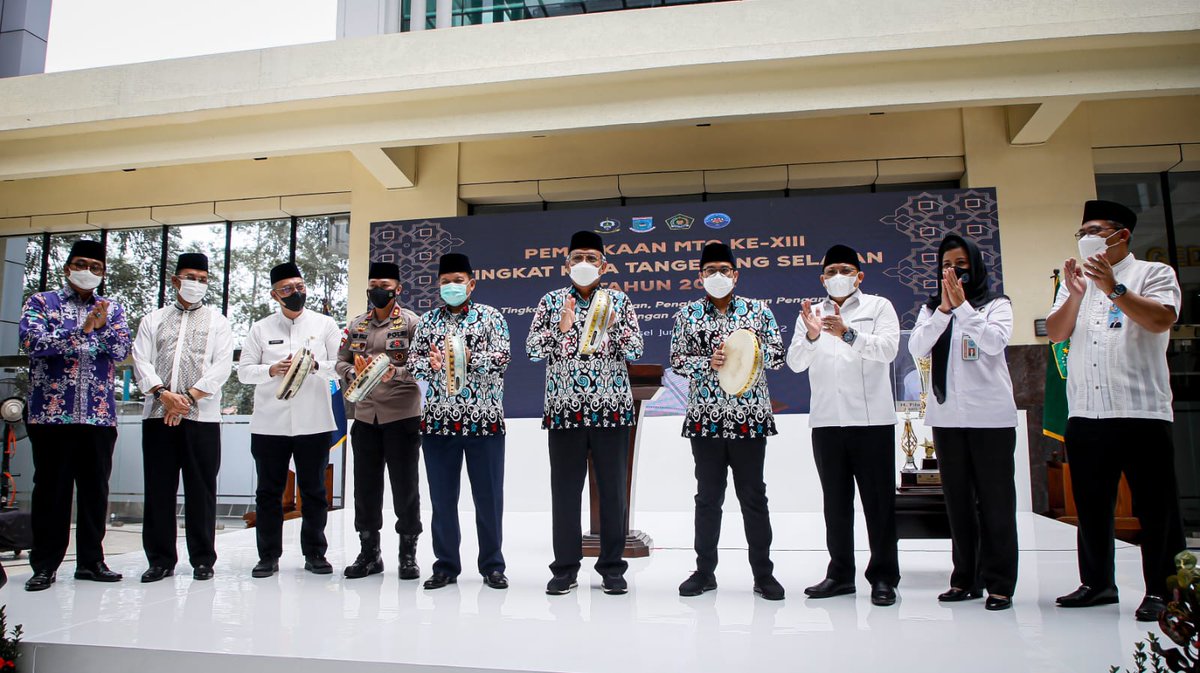 Wali Kota Tangerang Selatan Benyamin Davnie membuka pagelaran MTQ Tangsel yang ke XIII. Pagelaran ini dilaksanakan di Plaza Puspemkot Tangsel, Jumat (4/2). Kegiatan tersebut berlangsung hingga 7 Februari mendatang.

berita.tangerangselatankota.go.id/main/news/view…