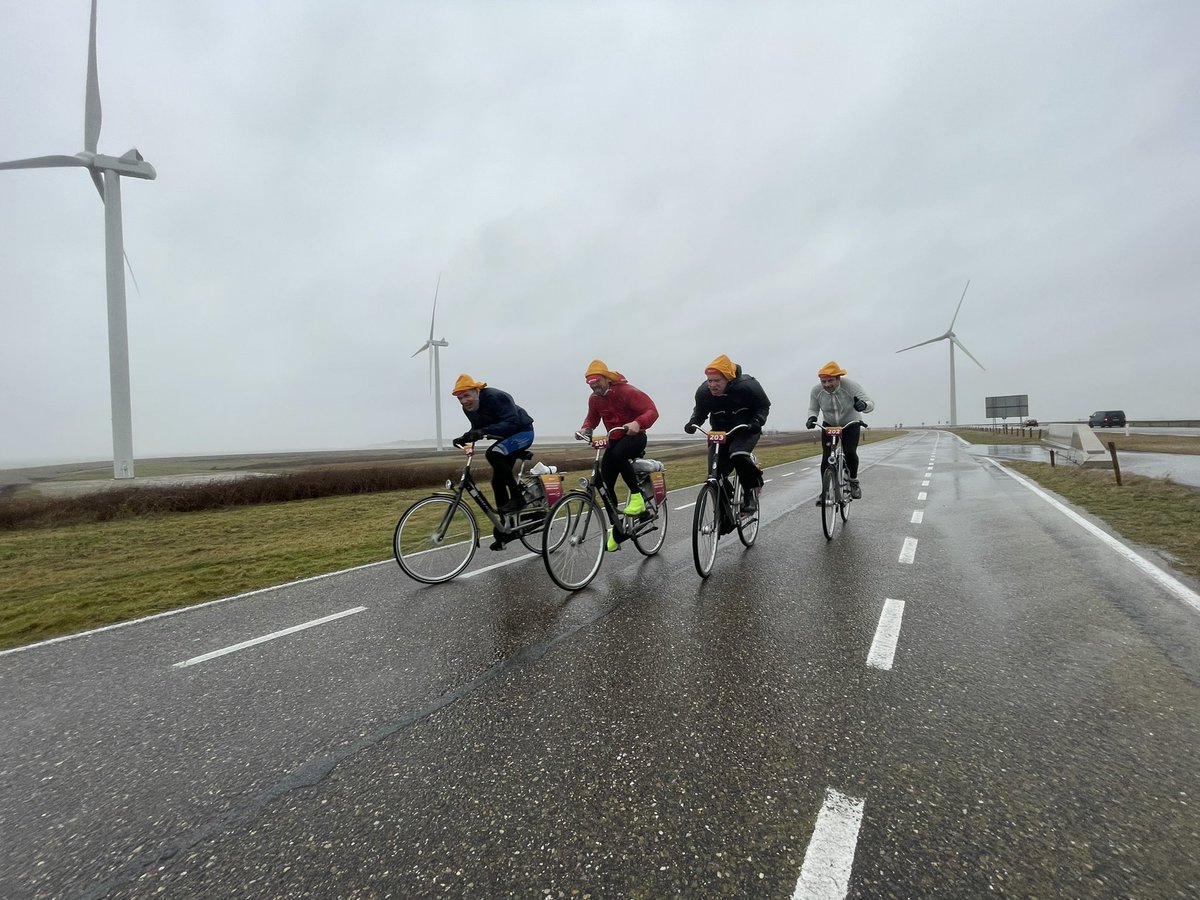 NKTegenwind's tweet photo. De ploegen zijn nu ook gestart. Vier fier tegen de wind 💪💪💪💪 #NKTegenwindfietsen https://t.co/mLlVmjuoGD