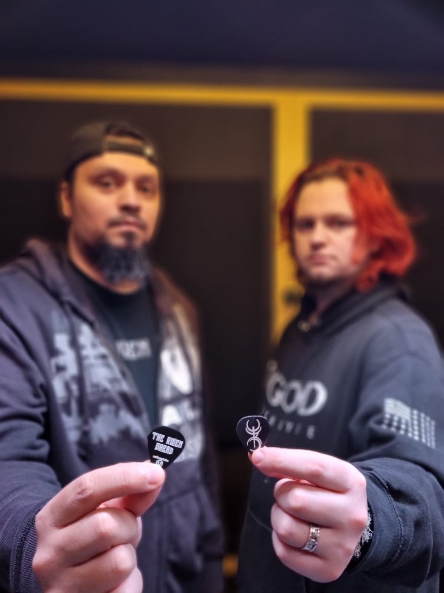 Will & Mat with their custom picks made by @palhetasrafive and ready to bring them to our next gigs. #custompicks #palhetas #rafivepicks #therisendreadband #deathmetal #guitarist #bassist