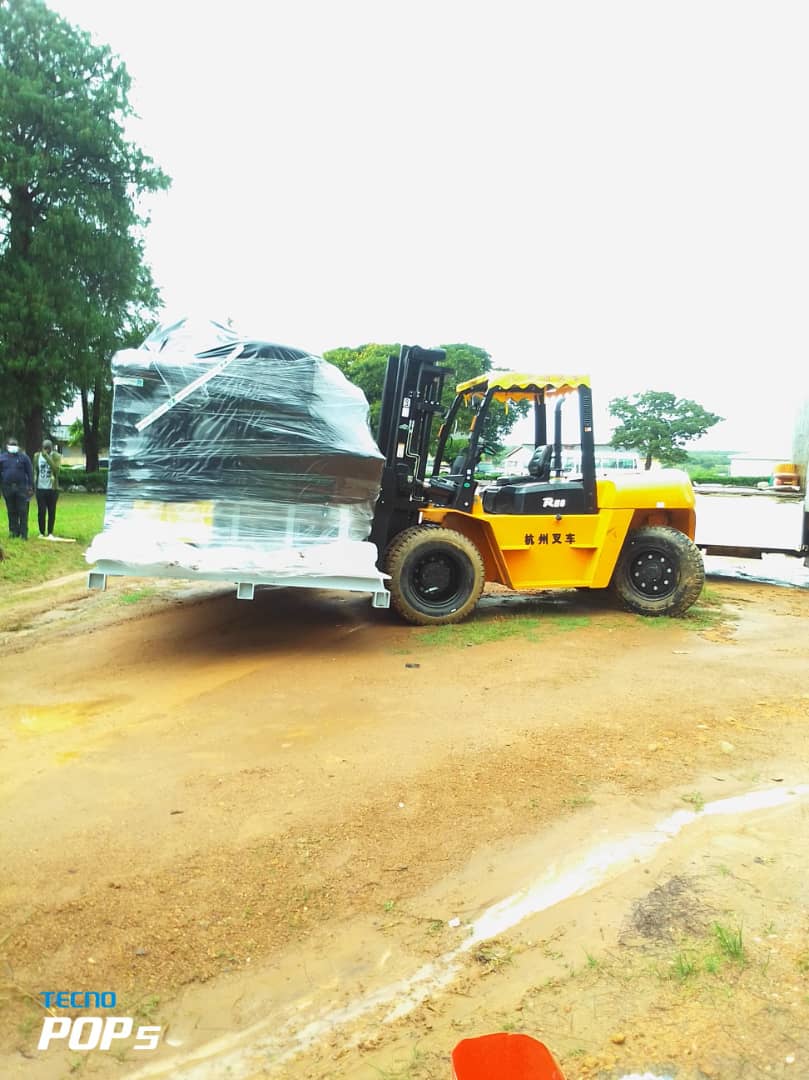 FriendsChitambo's tweet photo. Job done.  #Chitamboospital's oxygen generstor is safely ensconced on its supportive slab, despite heavy rain and wet ground hampering the operation.  Much rejoicing.
@HHichilema @ScotGovID @faaZambia @IntDevAlliance @IdaMWaddell https://t.co/GamwG7Hck9