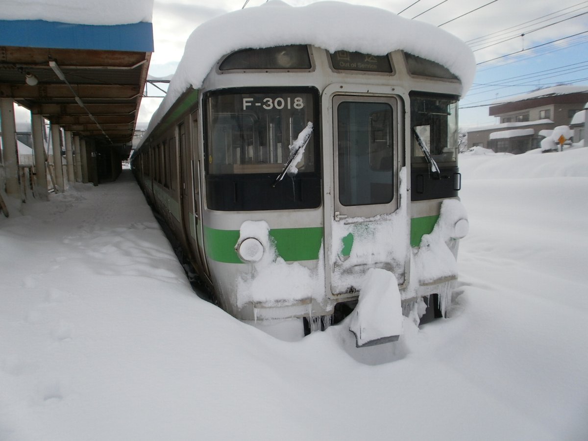記録的大雪の影響で、除雪作業に時間を要すため、明日（2/7）札幌駅を発着する全ての列車の運転を終日見合わせます。

詳細は当社ホームページをご覧ください。jrhokkaido.co.jp
