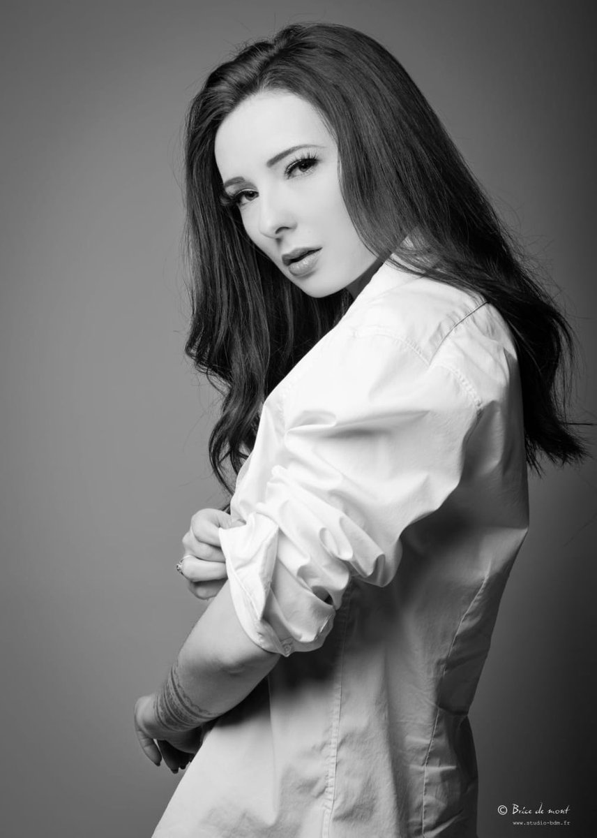 Bon dimanche à toutes et à tous 🖤
Vendredi prochain je vous annonce les premières dates de la tournée 2022, restez connectés.🎙

📸 par l’incroyable Studio-bdm