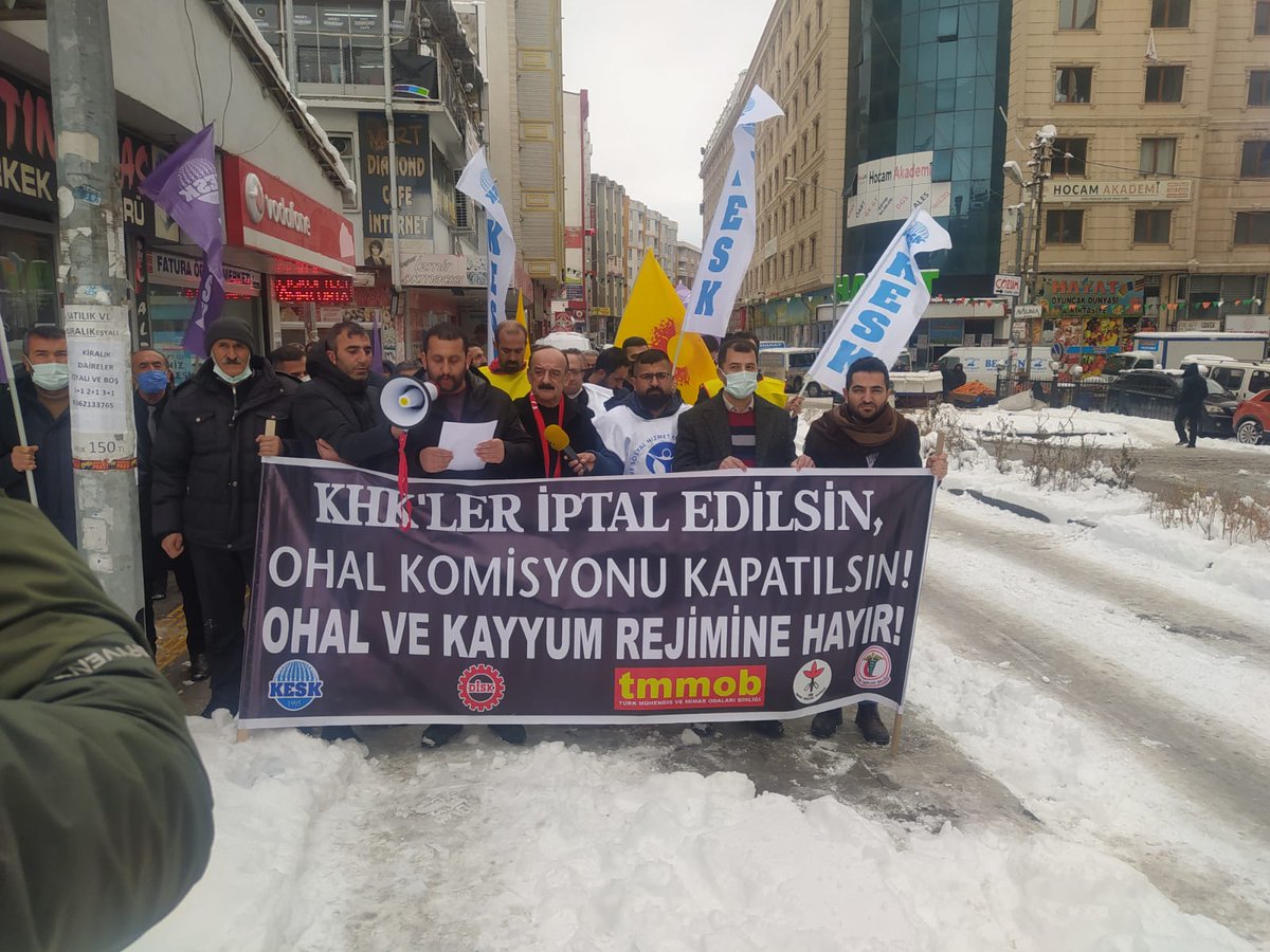 'KHK'ler İptal Edilsin,Ohal Komisyonu Kapatılsın' başlığı altında basın açıklamalarının 4.sünu gerçekleştirdik.Basın Açıklaması'nın ardından CHP Van İl Başkanlığı ziyaret edildi.