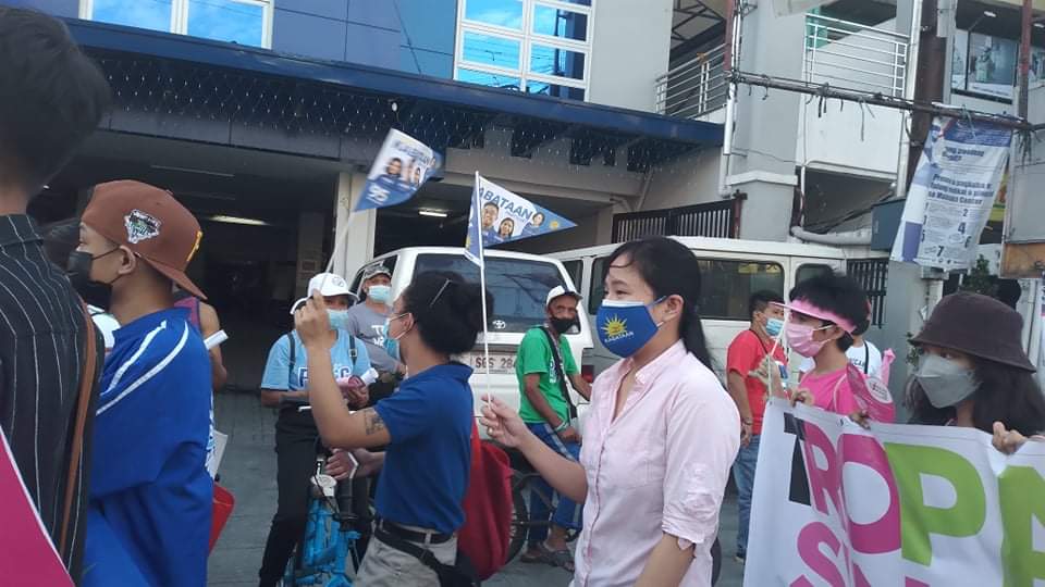 KabataanPL's tweet photo. SPOTTED: Kabataan Partylist Representative Sarah Elago joins members and volunteers of Kabataan in a unity walk with supporters of VP Leni Robredo and Kiko Pangilinan. Greater unities is out foundation for genuine change for the nation. 

#Kabataan4KikoLeni
#95KABATAAN https://t.co/VzLGue2hcY