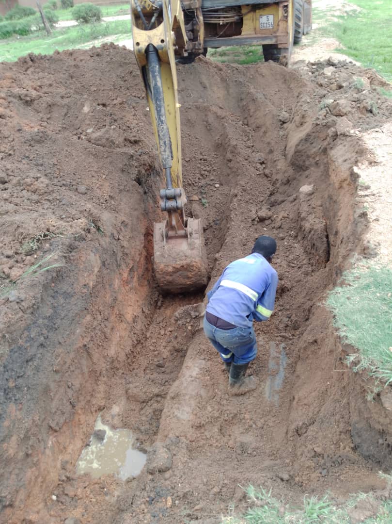 llwaterboard's tweet photo. Our team is currently repairing a heavy leakage on a DN 300mm pumping main at Magwero to ensure that you, our customers, are supplied with potable water always
#Call253 #PotableWaterforAll https://t.co/bk7Go30uEF