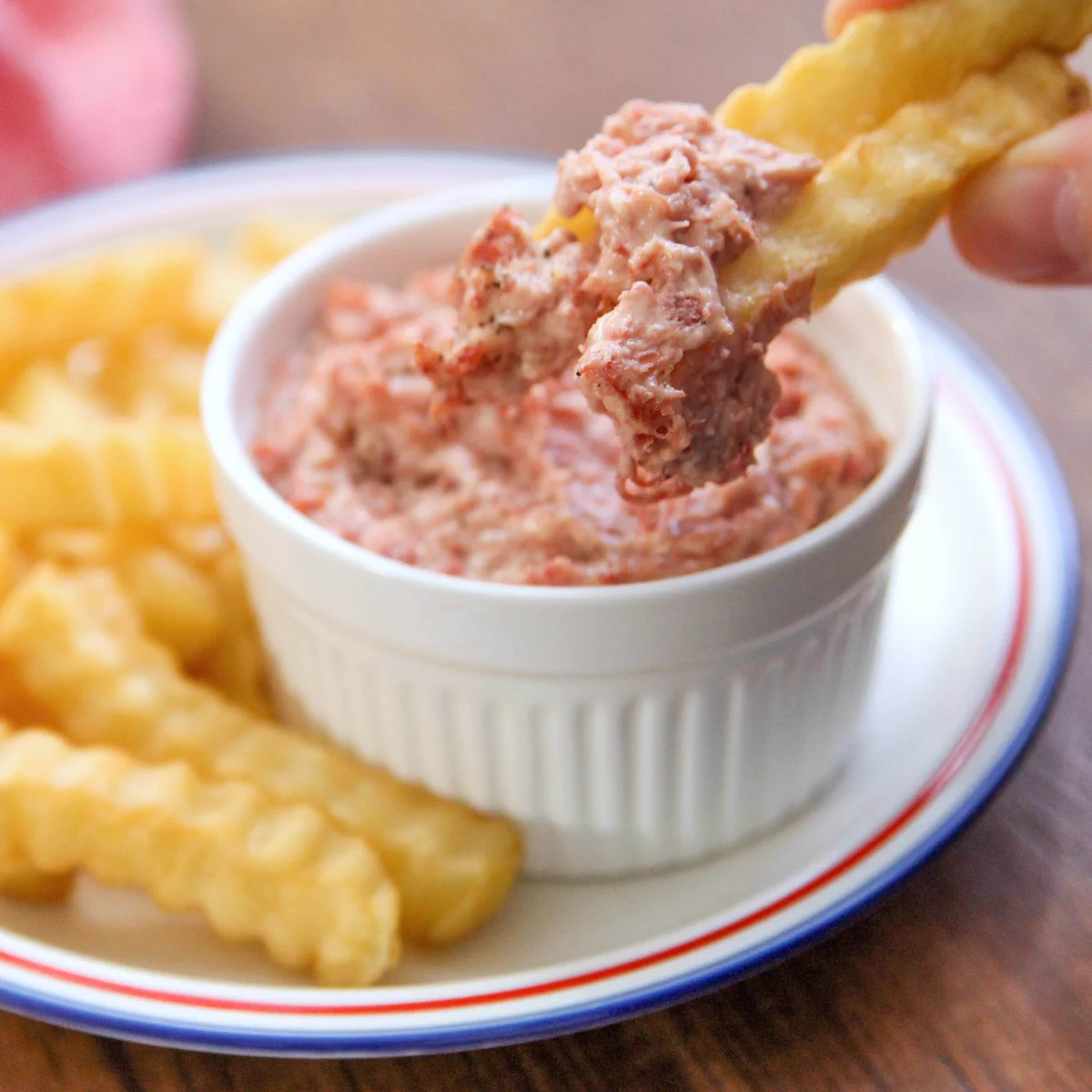 コンビーフ缶で作る肉ディップが旨すぎる！！フライドポテトと一緒にどうぞ！