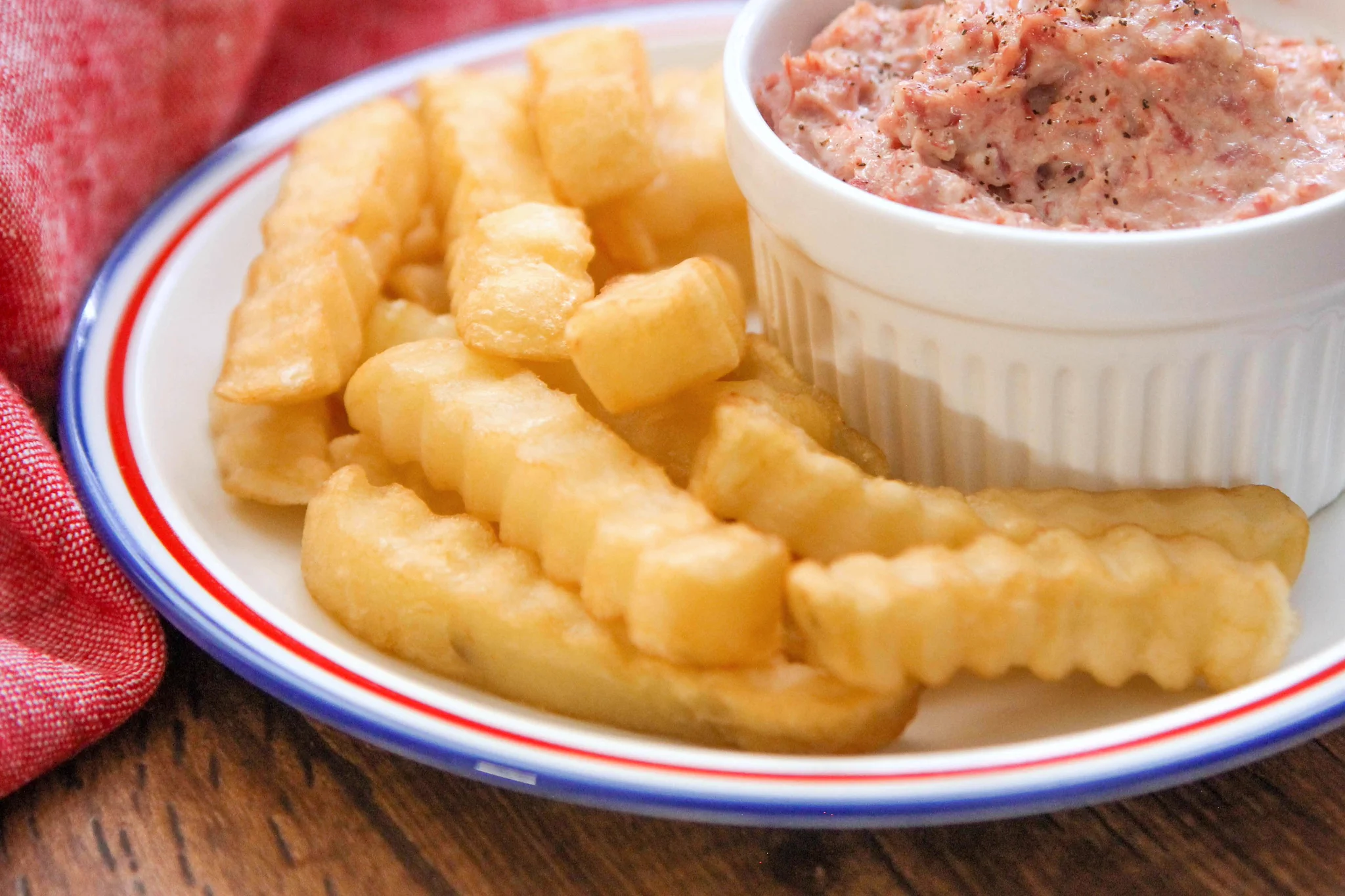 コンビーフ缶で作る肉ディップが旨すぎる！！フライドポテトと一緒にどうぞ！