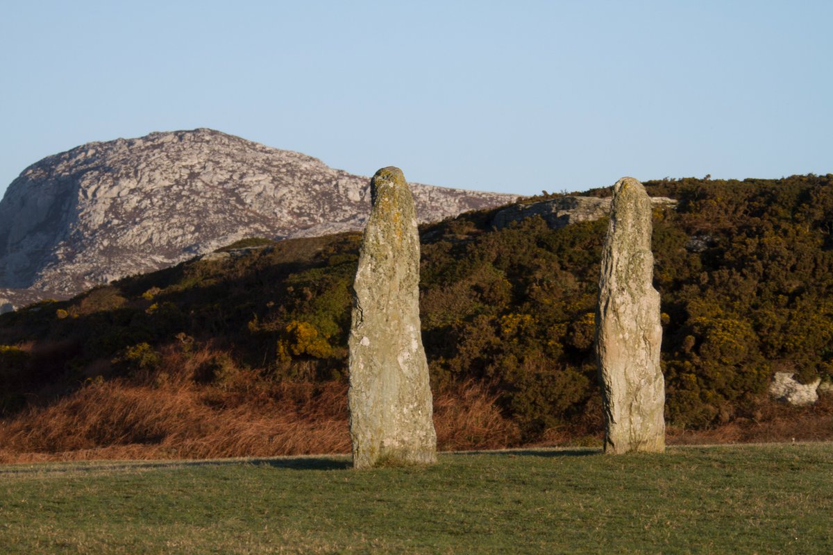 #StandingStoneSunday Penrhos Feilw standing stones, Trearddur The Penrhos Feilw standing stones are both almost 3 metres high and stand 3.3 metres apart. Such pairing is rare on Anglesey and is more common in the south of Wales. bit.ly/3LomjLQ Image: © M Peach
