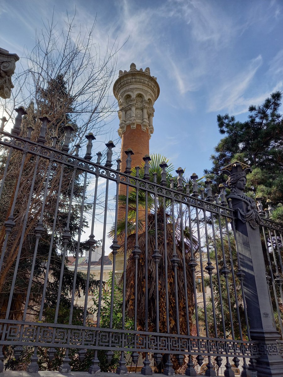 #FelizDomingoATodos Os habíais fijado en esta espectacular #chimenea del que fue #PalacioFomento?.  Da a la #CuestadeMoyano @ArteEnMadrid @turistaenmipais @CulturaCMadrid @Investigart @ImagenxlaHistor @Blogdhistoria @MadridconM @alquicel @FUNDACOAM @PaisajeHistoria @KurtBravo