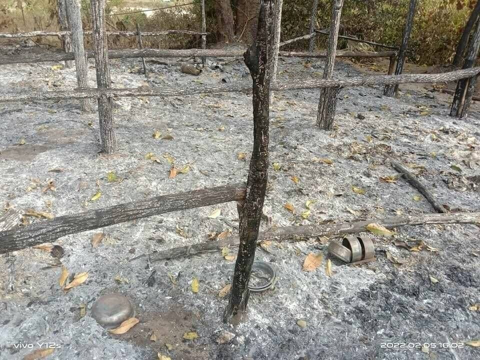 GiGi71908391's tweet photo. Junta troops killed a 69 yo elderly, used 15 residents as HumanShields, set fire to a volunteer clinic and residential properties following the clashes with PDF in Sharhla village, Seikphyu tsp, Magway on Feb 2. #2022Feb6Coup #WhatsHappeningInMyanmar https://t.co/J6btZWni7W