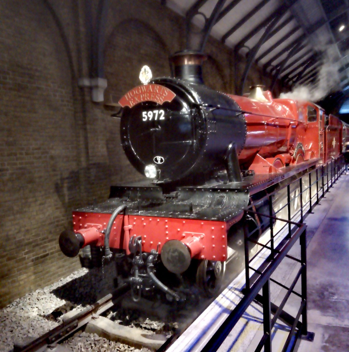D_BEARD_'s tweet photo. Amazing day! ⚡🧙‍♀️ #WBTourLondon https://t.co/qE1qfJcMNG