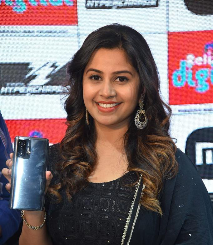 RelianceDigital's tweet photo. Here's a glimpse of the grand launch event of the Xiaomi 11T Pro 5G smartphone at our store on 100 Feet Road, Indiranagar, Bangalore. Anushree was left spellbound by the features of #TheHyperPhone! https://t.co/MihFsRrZlX