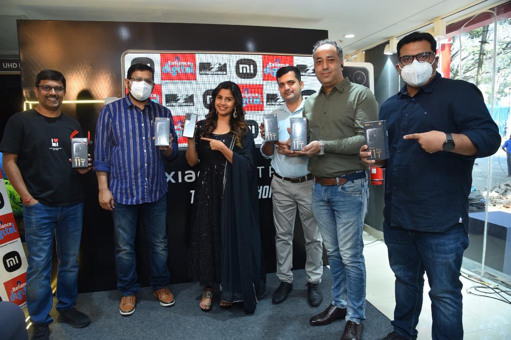 RelianceDigital's tweet photo. Here's a glimpse of the grand launch event of the Xiaomi 11T Pro 5G smartphone at our store on 100 Feet Road, Indiranagar, Bangalore. Anushree was left spellbound by the features of #TheHyperPhone! https://t.co/MihFsRrZlX