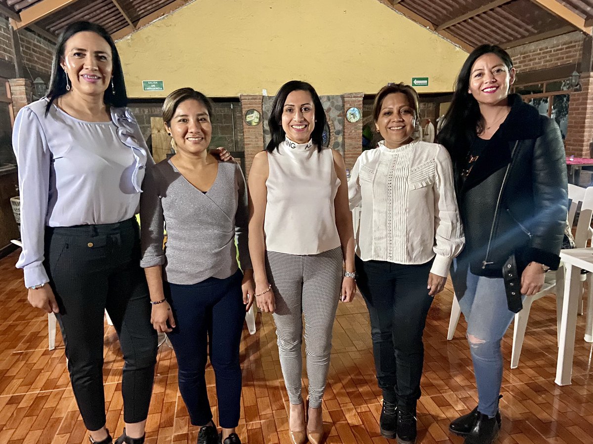 MujeresSc's tweet photo. Preparando la tercera asamblea anual de nuestra asociación, desde la tierra de Doña Josefa Ortiz de Dominguez #Queretaro nuestras compañeras @PalomaArce9 @DeniaYta @SeleneOlveraNi1 Gaby y Arleth por las mujeres de Mexico https://t.co/o8nz7xkmYs