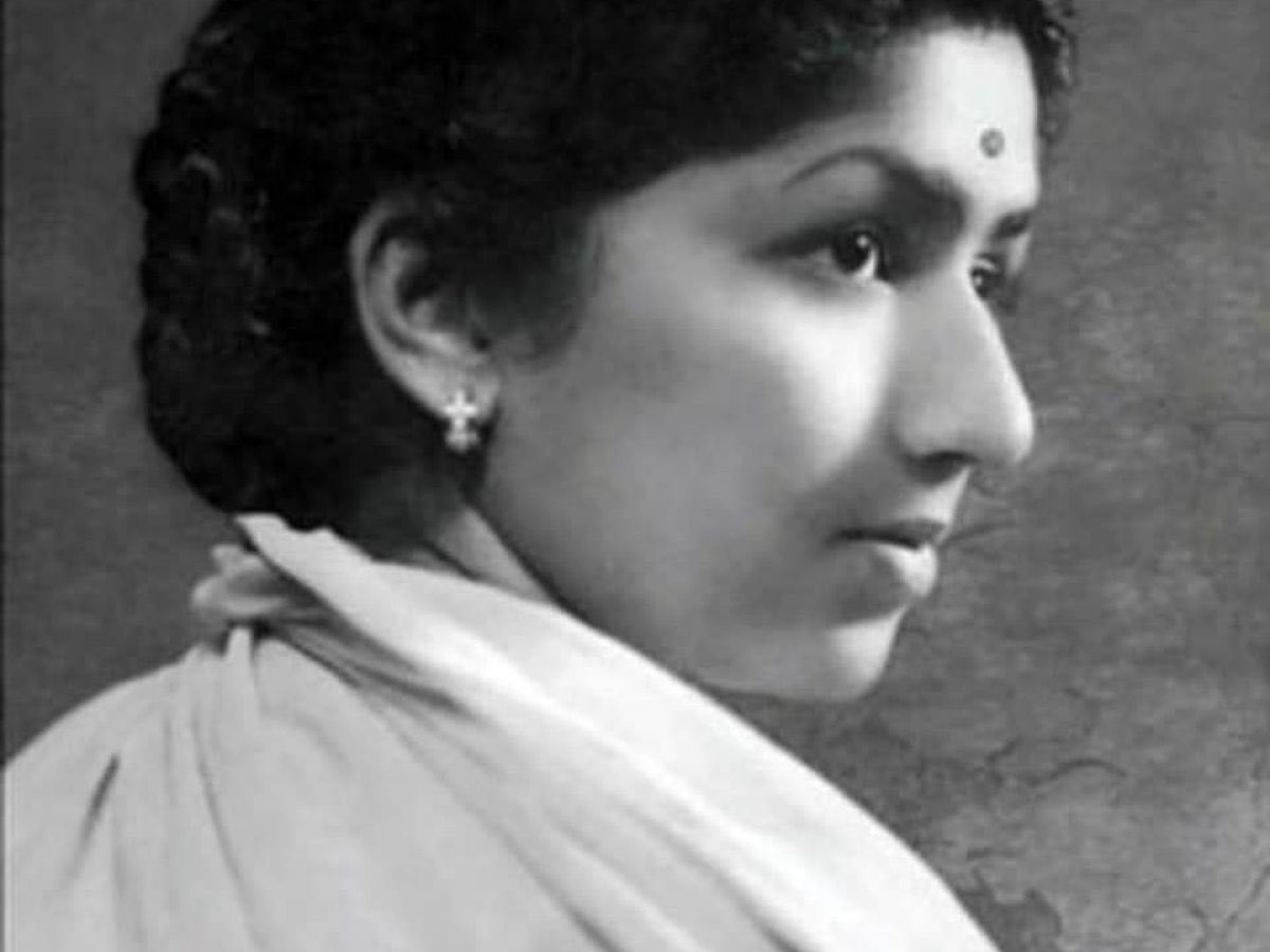 AnupamPKher's tweet photo. भारतरत्न #LataMangeshkar जी हमारे बीच से कहीं जा ही नहीं सकती।उनकी छवि और उनकी आवाज़ हर भारतीय के दिल और आत्मा में हमेशा के लिए छाई रहेगी।पर शायद ऊपर देवी देवताओं को भी #लतादीदी की आत्मीय आवाज़ सुनने का दिल किया।सो बुला लिया।वैसे मैं आपके Watsapp messages बहुत मिस करूँगा!💔🥲🙏 https://t.co/7UeZYUIutU