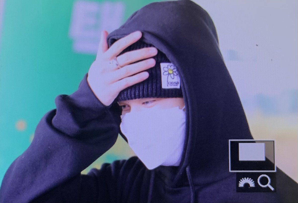 Feather_83's tweet photo. 220206 

귀엽다니까 모자 푹 눌러쓰면서 부끄러워 하는 유또 

#유토 #ONF https://t.co/hzHXTotd5r
