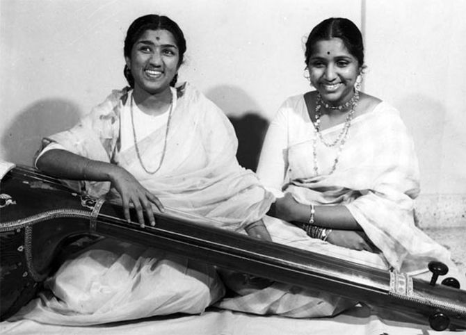 atulsri1996's tweet photo. "Meri aawaz hi meri pehchaan hai" 

The legend of music industry."Queen of Melody" "END OF AN ERA" Nightingale of India
😢
May her soul rest in peace. #RIP "ॐ शांति" #LataMangeshkar
#लता_मंगेशकर #RealGod_Is_Kabir https://t.co/lLBRDQx7Fz