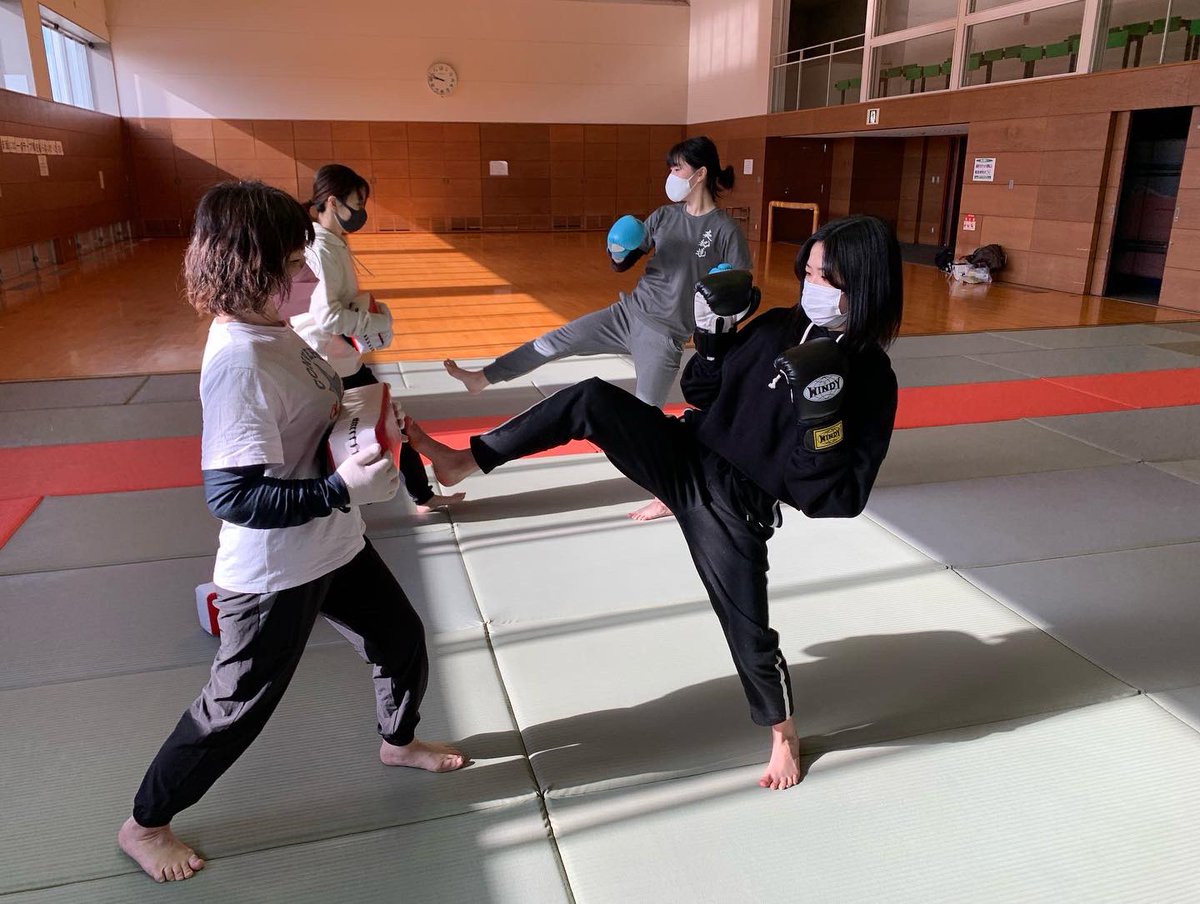 日曜日の朝
健康キックボクシング
今日は色々な前蹴りを
練習しました

レッスン後、同行二人の教えについて少しお話しをさせて頂きました

#松原市キックボクシング 
#健康キックボクシング
#実戦空手英紀道
#日曜日の朝
#松原市民道夢館
#同行二人
#お揃いのＴシャツ
#お揃いのパーカー