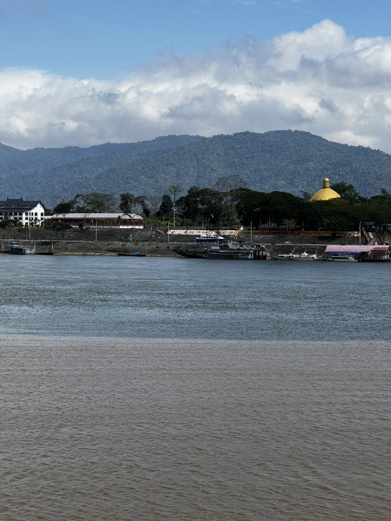 elehelp's tweet photo. Who says the #Mekong is running out of #Silt? Today the #Ruak runs red, the Mekong nearly blue by contrast. #GoldenTriangle #HungryRiverSyndrome cc @MekongMonitor https://t.co/T4yqhTMwAZ